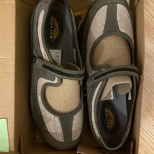 New women’s GoLite  Gray and Tan Dames 7 M